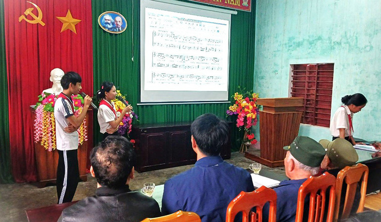 Một tiết học hát Kiều của học sinh Trường tiểu học và trung học cơ sở Quảng Kim dưới sự hướng dẫn của các nghệ nhân.