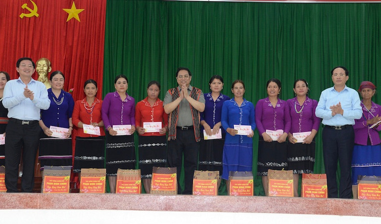 Thủ tướng Phạm Minh Chính tặng quà động viên bà con nhân dân xã An Dũng, huyện An Lão.