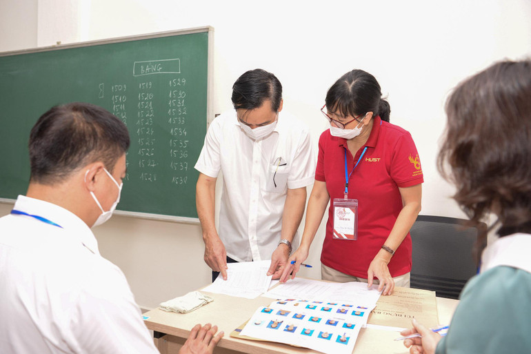 Trong tổ chức Kỳ thi đánh giá tư duy, các khâu chuẩn bị cơ sở vật chất đến công tác trông thi, chấm thi, phục vụ thi… đều do cán bộ, giảng viên của Trường đại học Bách khoa Hà Nội triển khai. Dù thi tại 5 điểm khác nhau nhưng tính công bằng, minh bạch của kỳ thi được bảo đảm tuyệt đối.