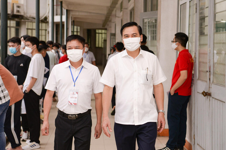 Nếu quan sát các đề thi tốt nghiệp trung học phổ thông câu thông hiểu chiếm đa số, khoảng 50%, thì với bài thi đánh giá tư duy các câu này chỉ chiếm khoảng 20%. Vận dụng và vận dụng sáng tạo, hay gọi là vận dụng cao, là phần chủ chốt. Kết quả của các bài thi đánh giá tư duy của Trường đại học Bách khoa Hà Nội sẽ khiến gợi nhớ nhiều về những kỳ thi “ba chung” trước đây, PGS,TS Nguyễn Phong Điền, Phó hiệu trưởng Trường đại học Bách khoa Hà Nội (bên trái trong ảnh) cho biết - “Sẽ không có mưa điểm 9, điểm 10 và điểm chuẩn sẽ không đến 27 điểm”.