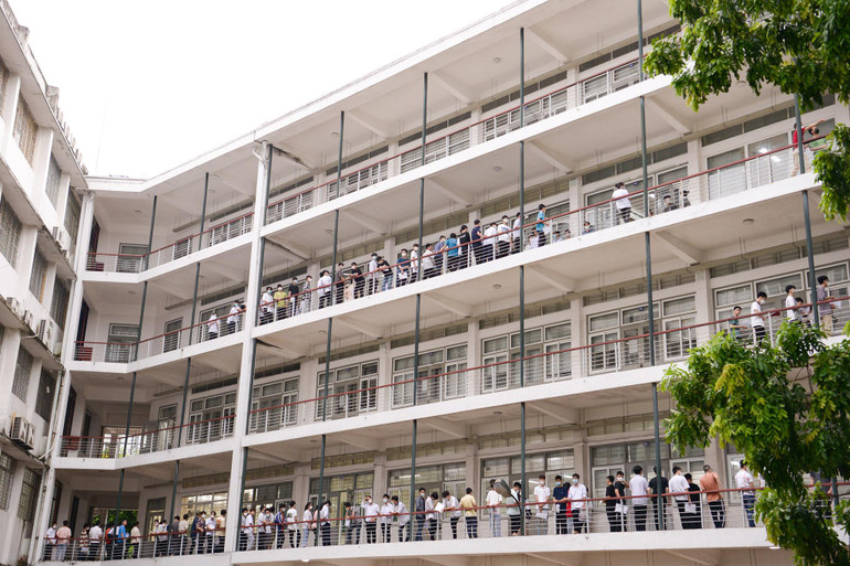 Kỳ thi đánh giá tư duy có thời lượng 270 phút, chia làm 4 phần: Phần Toán có thời lượng 90 phút, bao gồm phần trắc nghiệm và phần tự luận; Phần Đọc hiểu có thời lượng 30 phút, hình thức trắc nghiệm; Phần Khoa học tự nhiên có thời lượng 90 phút, hình thức trắc nghiệm bao gồm các nội dung kiến thức về Lý-Hóa-Sinh; Phần Tiếng Anh có thời lượng 60 phút, hình thức trắc nghiệm và tự luận.