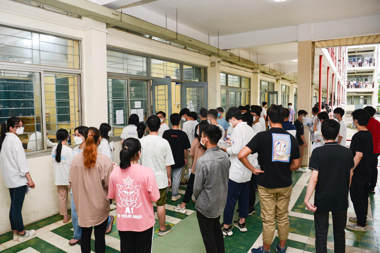 Phần thi bắt buộc được tổ chức vào buổi sáng, 2 phần tự chọn tổ chức vào buổi chiều.