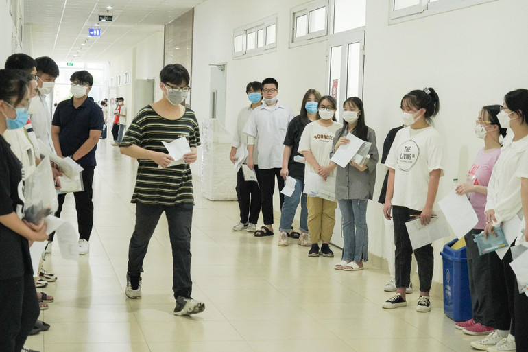 Bài thi đánh giá tư duy sẽ được thi trên giấy, theo hình thức trắc nghiệm như thi THPT. Riêng môn Toán và tiếng Anh có một phần tự luận để đánh giá cách tư duy và khả năng trình bày của các thí sinh.