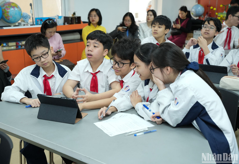 Học sinh phổ thông trong giờ học có ứng dụng chuyển đổi số Học sinh phổ thông trong giờ học có ứng dụng chuyển đổi số