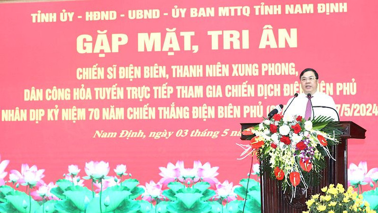 Đồng chí Bí thư Tỉnh ủy Nam Định Phạm Gia Túc phát biểu tri ân các cựu chiến sĩ Điện Biên, thanh niên xung phong, dân công hỏa tuyến đã trực tiếp tham gia chiến dịch Điện Biên Phủ.