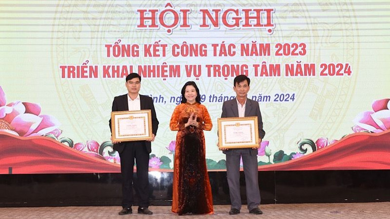 Đồng chí Bùi Mai Hoa, Trưởng ban Tuyên giáo Tỉnh ủy Ninh Bình trao bằng khen cho các tập thể, cá nhân có thành tích xuất sắc. (Ảnh: XUÂN TRƯỜNG)