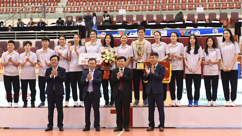 Đội bóng chuyền nữ chủ nhà LPBank Ninh Bình nhận cúp, cờ và phần thưởng từ Ban tổ chức giải. (Ảnh: XUÂN TRƯỜNG)