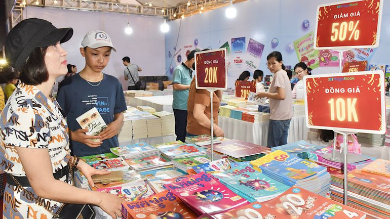 Một số nhà sách tham gia trưng bày có chương trình đồng giá, giảm giá nhằm "kích thích" người dân thành Nam mua sách. (Ảnh: XUÂN TRƯỜNG) Một số nhà sách tham gia trưng bày có chương trình đồng giá, giảm giá nhằm "kích thích" người dân thành Nam mua sách. (Ảnh: XUÂN TRƯỜNG)