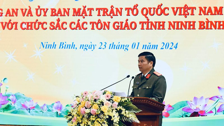 Đại tá Đặng Trọng Cường, Giám đốc Công an tỉnh Ninh Bình phát biểu bày tỏ mong muốn tiếp tục nhận được sự quan tâm, phối hợp của các vị chức sắc, tín đồ các tôn giáo để lực lượng Công an tỉnh Ninh Bình tiếp tục hoàn thành xuất sắc nhiệm vụ được giao. Ảnh: XUÂN TRƯỜNG