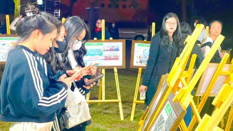 Sinh viên Trường Đại học Điều dưỡng Nam Định tham quan triển lãm. (Ảnh: XUÂN TRƯỜNG)