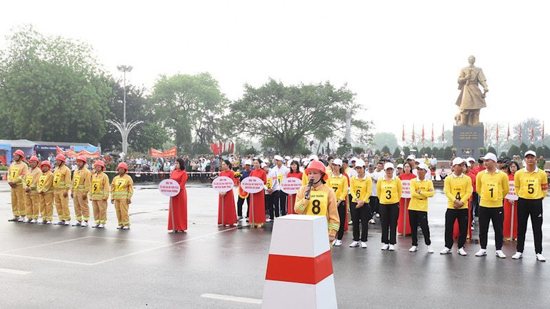 Các đội tuyển tham gia phần thi lý thuyết. (Ảnh: XUÂN TRƯỜNG)