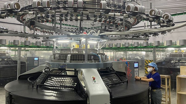 Công nhân vận hành máy dệt của Nhà máy dệt nhuộm Top Textiles.