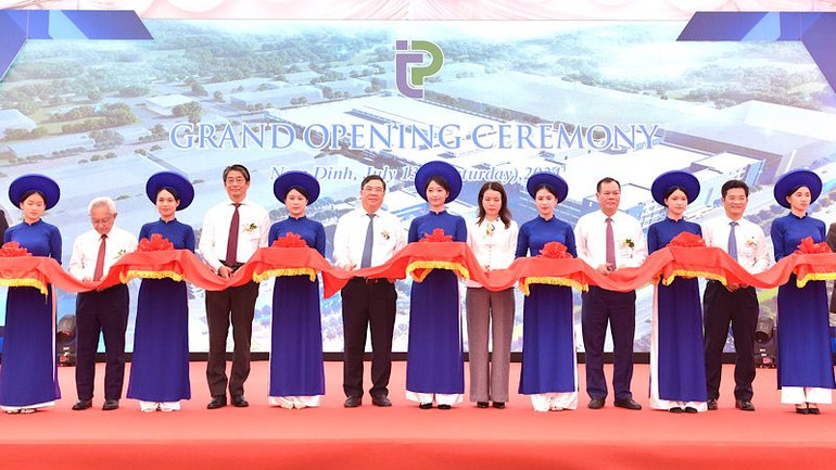 Các đại biểu cắt băng khánh thành Nhà máy dệt nhuộm Top Textiles.