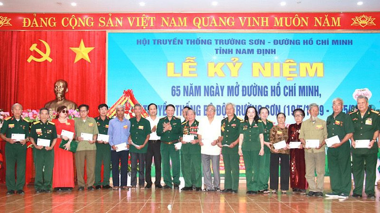 Hội Truyền thống Trường Sơn-Ðường Hồ Chí Minh tỉnh Nam Định trao quà cho các gia đình hội viên, thân nhân liệt sĩ có hoàn cảnh khó khăn. Hội Truyền thống Trường Sơn-Ðường Hồ Chí Minh tỉnh Nam Định trao quà cho các gia đình hội viên, thân nhân liệt sĩ có hoàn cảnh khó khăn.