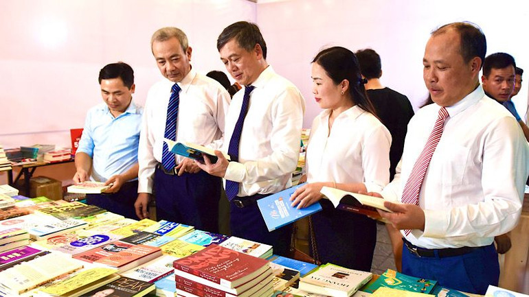 Các đại biểu tham quan gian trưng bày sách. (Ảnh: XUÂN TRƯỜNG) Các đại biểu tham quan gian trưng bày sách. (Ảnh: XUÂN TRƯỜNG)
