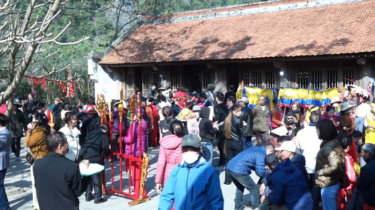 Đông đảo nhân dân và du khách đến tham quan, chiêm bái tại Động Hoa Lư, huyện Gia Viễn, tỉnh Ninh Bình. Đây là nơi gắn liền với những bước đầu trong sự nghiệp thống nhất giang sơn của vua Đinh Tiên Hoàng.