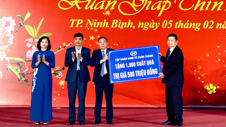 Doanh nghiệp đồng hành cùng các cấp ủy, chính quyền, các tổ chức chính trị-xã hội trong công tác bảo đảm an sinh xã hội tại địa phương. (Ảnh: YẾN TRINH)