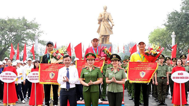 Ban tổ chức hội thi trao giải toàn đoàn cho các đội tuyển đạt thứ hạng nhất, nhì, ba. (Ảnh: XUÂN TRƯỜNG)