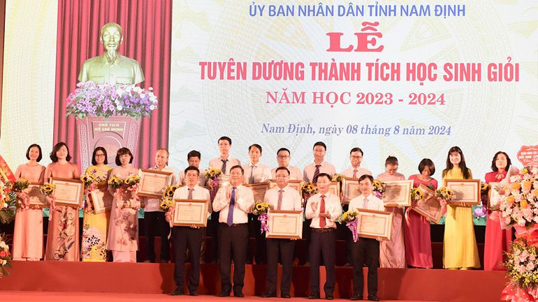 Lãnh đạo tỉnh Nam Định khen thưởng các cán bộ, giáo viên có thành tích xuất sắc trong đào tạo, bồi dưỡng học sinh giỏi năm học 2023-2024.