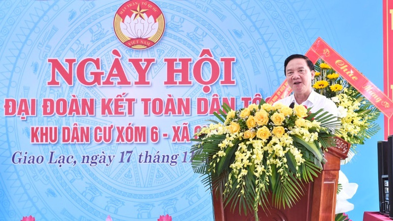 Phó Chủ tịch Quốc hội Nguyễn Khắc Định phát biểu, chia vui với nhân dân xóm 6. (Ảnh: XUÂN TRƯỜNG).