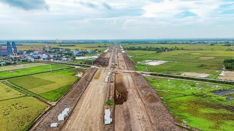 Tuyến đường mới Nam Định-Lạc Quần-Đường bộ ven biển đang được thi công.