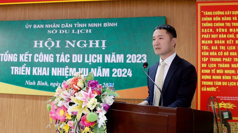 Giám đốc Sở Du lịch Ninh Bình Bùi Văn Mạnh phát biểu tại hội nghị. (Ảnh: MINH ĐƯỜNG)