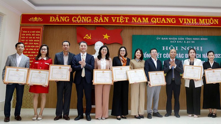 Lãnh đạo Sở Du lịch Ninh Bình khen thưởng các tập thể có thành tích xuất sắc, có đóng góp nổi trội vào sự phát triển của du lịch Ninh Bình năm 2023. (Ảnh: MINH ĐƯỜNG)