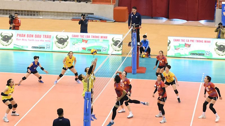 Một pha bóng trong trận nữ Ninh Bình LP Bank (áo đỏ) gặp nữ VTV Bình Điền Long An (áo vàng). Ảnh: XUÂN TRƯỜNG Một pha bóng trong trận nữ Ninh Bình LP Bank (áo đỏ) gặp nữ VTV Bình Điền Long An (áo vàng). Ảnh: XUÂN TRƯỜNG