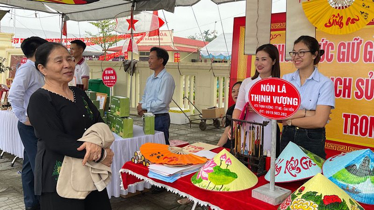 Dịp này, các xã thuộc huyện Gia Viễn tổ chức các gian hàng, trưng bày, giới thiệu sản phẩm đặc trưng của quê hương, làm phong phú thêm các hoạt động tại lễ kỷ niệm. (Ảnh: XUÂN TRƯỜNG)