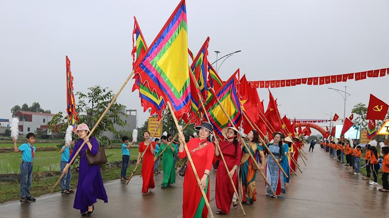 Nhân dân địa phương thực hiện các nghi thức truyền thống trong lễ kỷ niệm. (Ảnh: NGỌC LÊ)