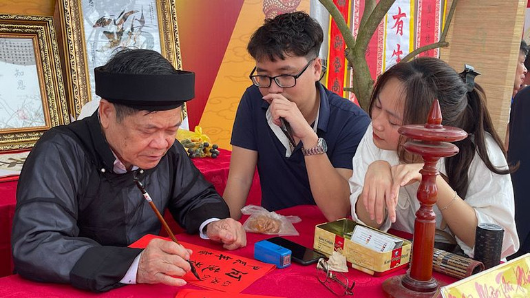 Viết và trưng bày thư pháp tại lễ kỷ niệm-nét đẹp văn hóa truyền thống được thế hệ trẻ quan tâm. (Ảnh: XUÂN TRƯỜNG)