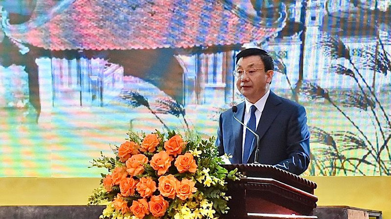 Bí thư Huyện ủy, Chủ tịch Hội đồng nhân dân huyện Gia Viễn Hoàng Mạnh Hùng phát biểu tại lễ kỷ niệm. (Ảnh: XUÂN TRƯỜNG)