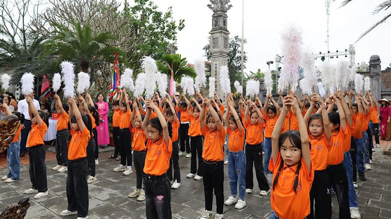 Thế hệ trẻ quê hương Đinh Tiên Hoàng Đế tái hiện màn "Cờ lau tập trận". (Ảnh: NGỌC LÊ)