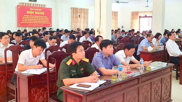 Các đại biểu huyện Nam Trực (Nam Định) theo dõi Hội nghị bằng hình thức trực tuyến.