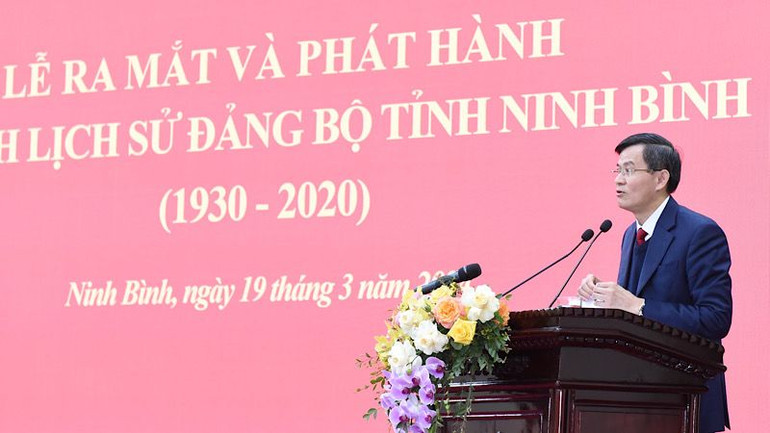 Đồng chí Đoàn Minh Huấn, Ủy viên Trung ương Đảng, Bí thư Tỉnh ủy Ninh Bình phát biểu tại Lễ ra mắt bộ sách. (Ảnh: XUÂN TRƯỜNG)