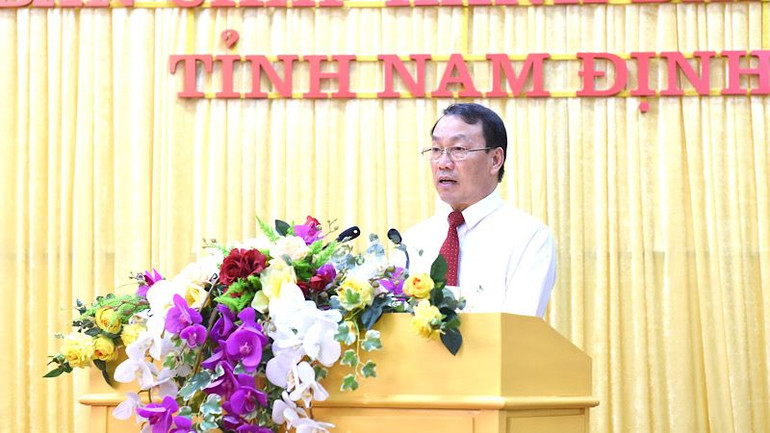 Đồng chí Trưởng Ban Tổ chức Tỉnh ủy Nam Định Nguyễn Văn Va báo cáo kết quả hưởng ứng Giải Búa liềm vàng năm 2023 của tỉnh Nam Định. (Ảnh: XUÂN TRƯỜNG)