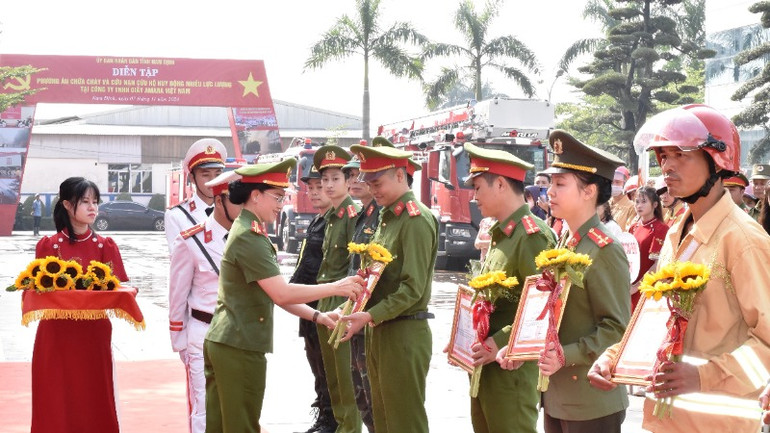 Đồng chí Đại tá Phan Thị Loan, Phó Giám đốc Công an tỉnh Nam Định trao giấy khen cho các tập thể và cá nhân có thành tích xuất sắc trong diễn tập. (Ảnh: XUÂN TRƯỜNG)