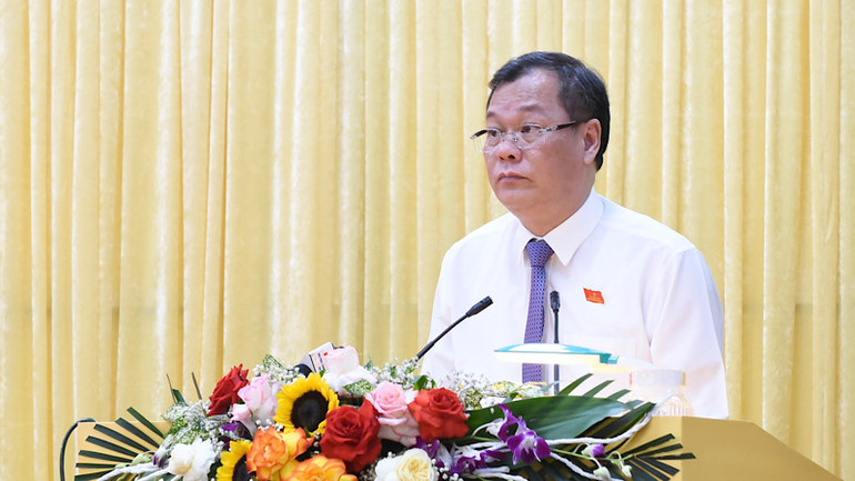 Chủ tịch Hội đồng nhân dân tỉnh Nam Định Lê Quốc Chỉnh phát biểu tại phiên bế mạc kỳ họp.