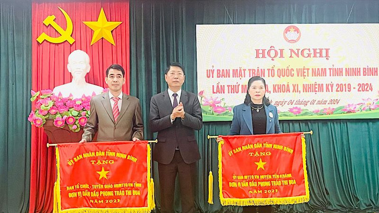 Phó Chủ tịch Ủy ban nhân dân tỉnh Ninh Bình trao thưởng cho các tập thể thuộc Mặt trận Tổ quốc Việt Nam các cấp tỉnh Ninh Bình đạt thành tích xuất sắc trong công tác Mặt trận năm 2023. (Ảnh: XUÂN TRƯỜNG)