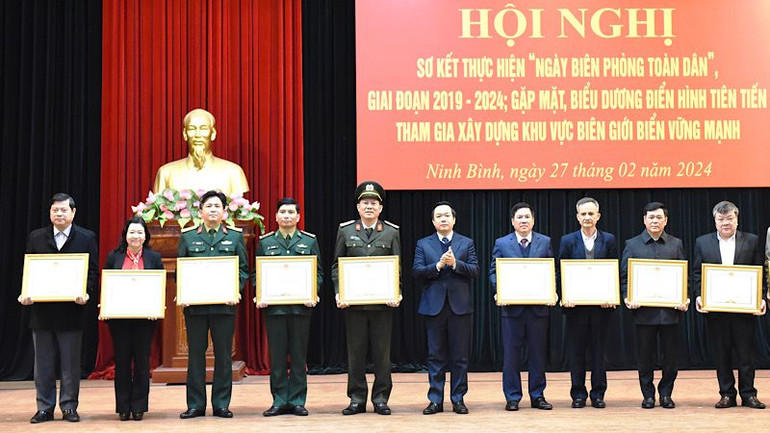 Khen thưởng các tập thể có thành tích xuất sắc trong thực hiện “Ngày Biên phòng toàn dân” giai đoạn 2019-2024 trên địa bàn tỉnh Ninh Bình. Ảnh: XUÂN TRƯỜNG