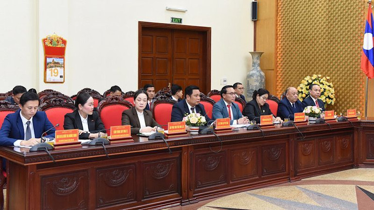 Đại biểu tỉnh Oudomxay dự hội đàm. (Ảnh: XUÂN TRƯỜNG)