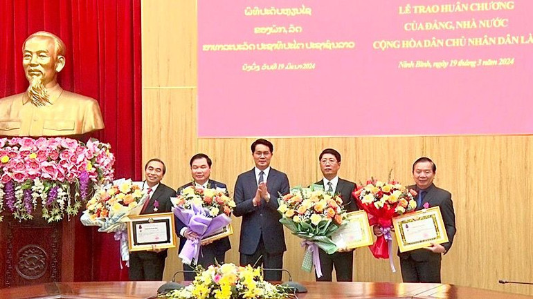 Đồng chí Bí thư Tỉnh ủy, Tỉnh trưởng tỉnh Oudomxay trao Huân chương Tự do của nước Cộng hòa Dân chủ Nhân dân Lào cho các cá nhân tỉnh Ninh Bình. (Ảnh: XUÂN TRƯỜNG)
