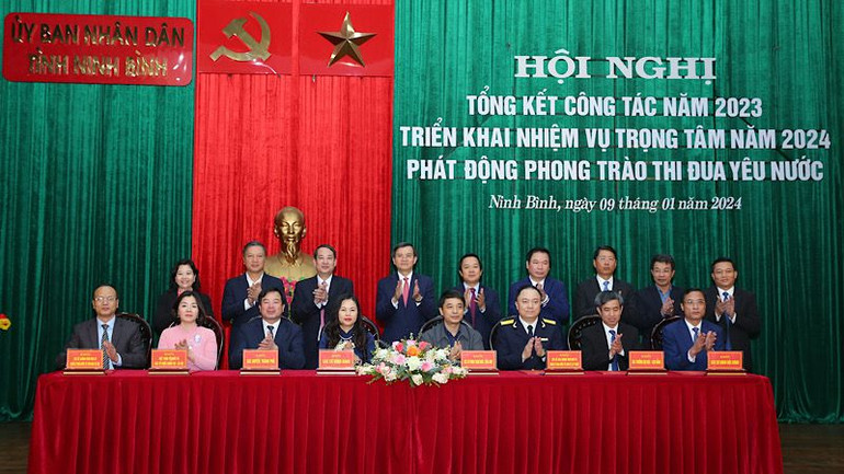 Các đại biểu ký kết hưởng ứng phong trào thi đua yêu nước năm 2024 do Ủy ban nhân dân tỉnh Ninh Bình phát động. (Ảnh: ANH TUẤN)