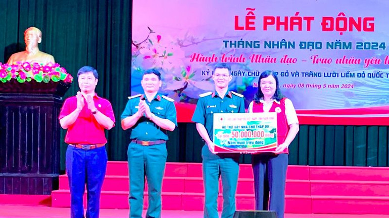 Trao tặng kinh phí xây dựng nhà Chữ thập đỏ cho hộ gia đình quân nhân có hoàn cảnh khó khăn.