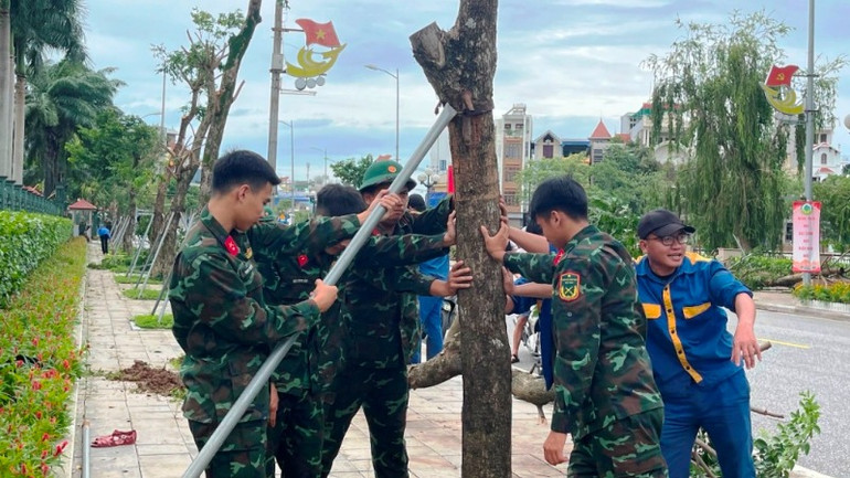Lực lượng vũ trang tỉnh Nam Định tham gia khắc phục hậu quả thiên tai trên địa bàn thành phố Nam Định.