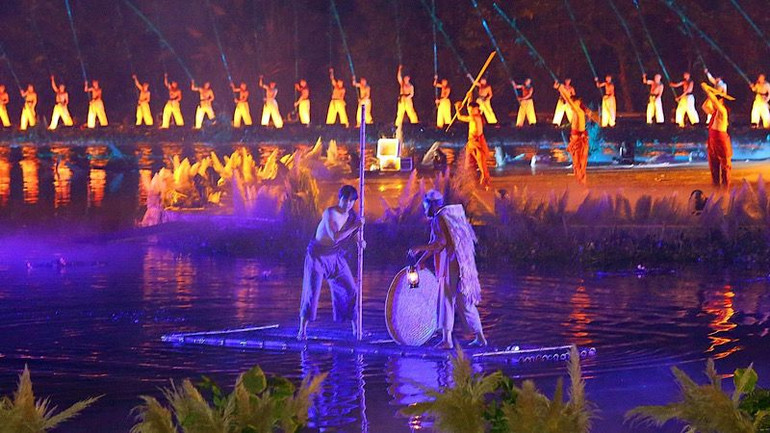 Một nội dung trong chương trình khai mạc Festival, kể câu chuyện về niềm tự hào Cố đô, hào khí Hoa Lư và di sản văn hóa Việt. (Ảnh: TRƯỜNG HUY).