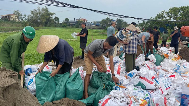 Nhân dân cùng các lực lượng chức năng của tỉnh Nam Định tích cực chống ngập úng.