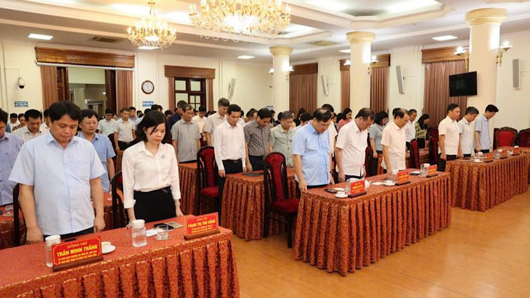 Tại lễ phát động, các đồng chí lãnh đạo cùng cán bộ, công chức, người lao động các đơn vị thuộc Tỉnh ủy Nam Định dành phút tưởng niệm các nạn nhân và cán bộ, chiến sĩ hy sinh khi làm nhiệm vụ phòng chống lụt bão, cứu hộ, cứu nạn do bão số 3 gây ra. Tại lễ phát động, các đồng chí lãnh đạo cùng cán bộ, công chức, người lao động các đơn vị thuộc Tỉnh ủy Nam Định dành phút tưởng niệm các nạn nhân và cán bộ, chiến sĩ hy sinh khi làm nhiệm vụ phòng chống lụt bão, cứu hộ, cứu nạn do bão số 3 gây ra.