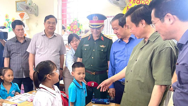 Phó Thủ tướng Chính phủ Trần Hồng Hà thăm, động viên các cháu học sinh tại Trường tiểu học xã Mỹ Tân, thành phố Nam Định (tỉnh Nam Định).