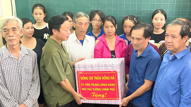 Phó Thủ tướng Chính phủ Trần Hồng Hà tặng quà động viên cán bộ, nhân dân và những người dân đang phải di dời tránh lũ của xã Mỹ Tân, thành phố Nam Định (tỉnh Nam Định).